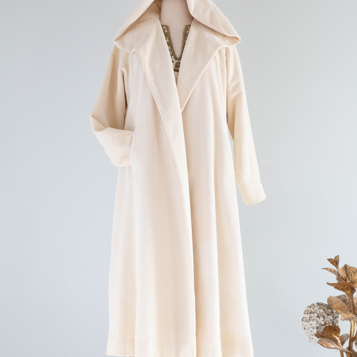 Glamorous 1950's Ivory Velvet Hooded Evening Coat / M – Xtabay Vintage