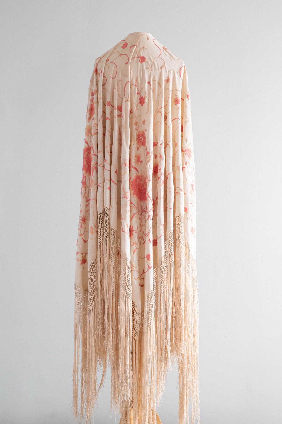 アンティーク雑貨 Pale Peach Ivory Feather Shawl Exquisite Antique Manton Manila Embroidered Silk Piano Shawl In
