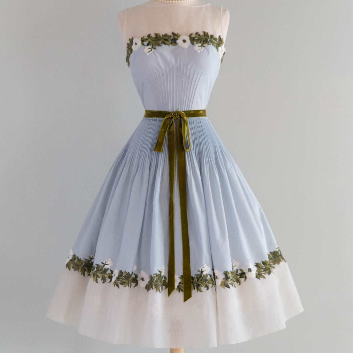 vintage tea party dress Vintage-inspired Outfits That Will Stand Out How to Dress: Outdoor Vintage