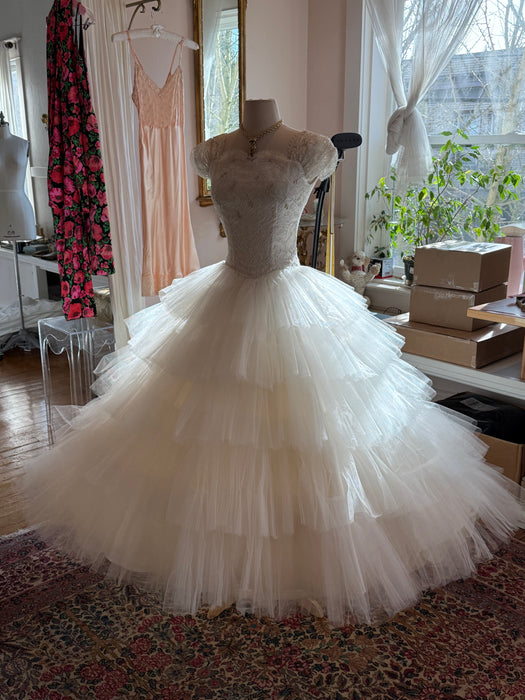 Beautiful 1950's Ballet Length Wedding Gown In Tulle & Lace / XS