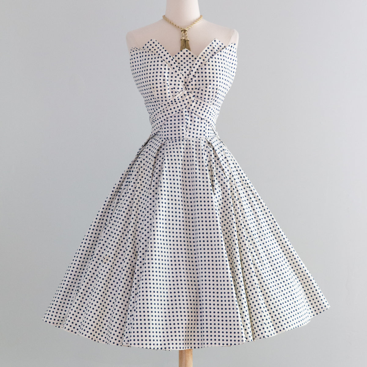 white fifties dress Halter Sexy Marilyn Monroe Same Style 1950S Vintage Jolly Vintage 3cm differs due to manual measurement. 1950s Halterneck White Duchess Dress