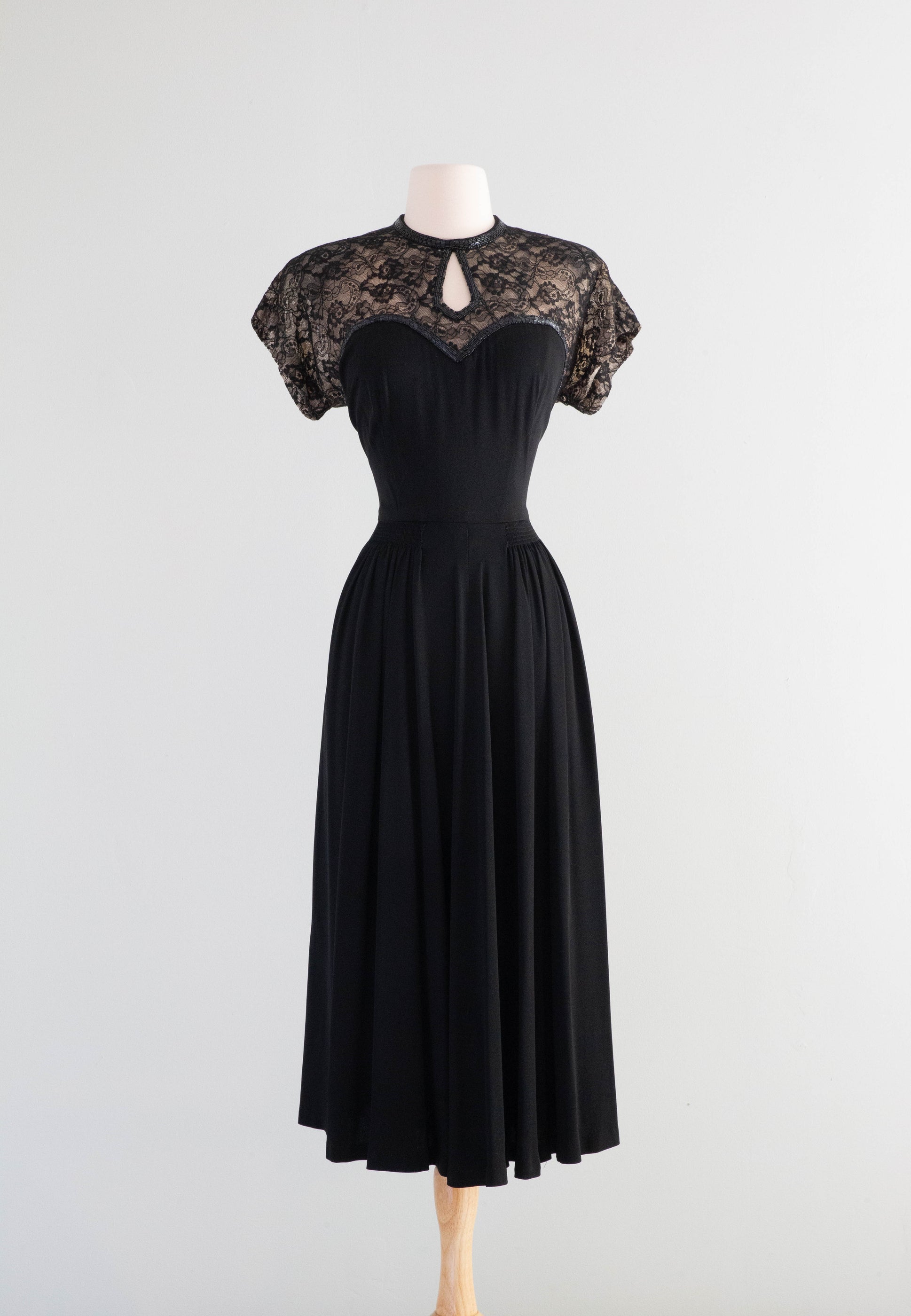 Robe cocktail dentelle florale asymétrique Be Lily Dress : Élégance