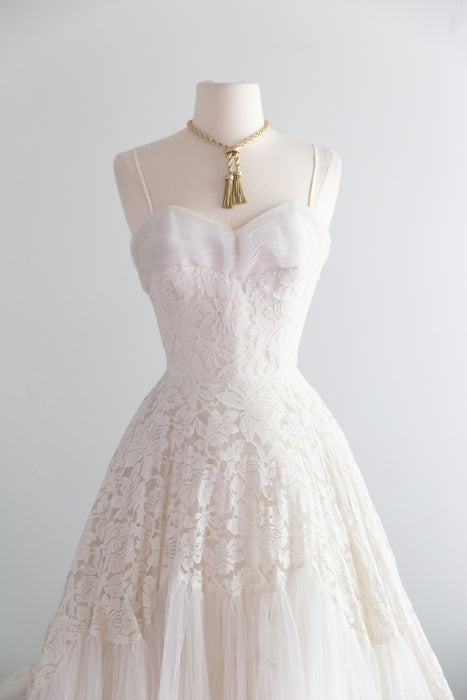 Dreamy 1950's Wedding Gown With Scalloped Lace & Full Tulle Skirt / XS