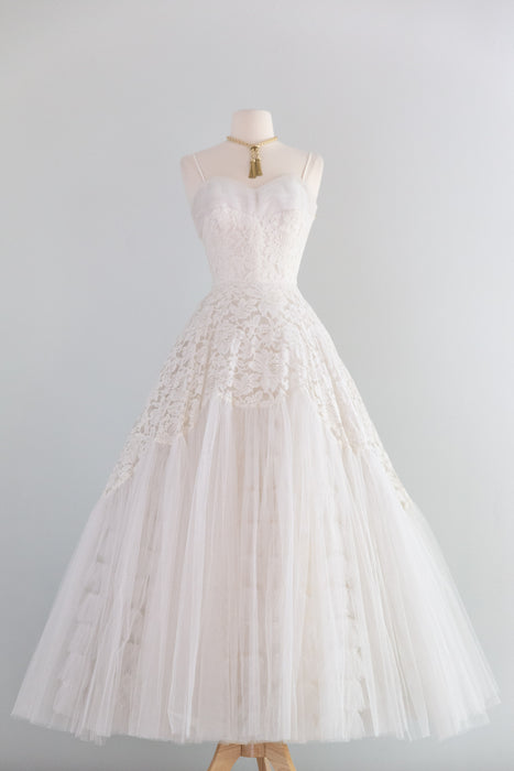 Dreamy 1950's Wedding Gown With Scalloped Lace & Full Tulle Skirt / XS