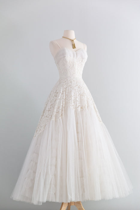Dreamy 1950's Wedding Gown With Scalloped Lace & Full Tulle Skirt / XS