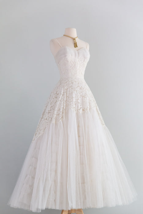 Dreamy 1950's Wedding Gown With Scalloped Lace & Full Tulle Skirt / XS
