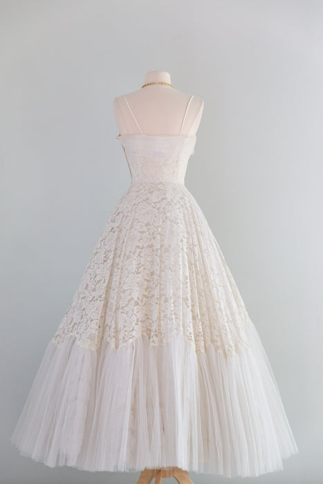 Dreamy 1950's Wedding Gown With Scalloped Lace & Full Tulle Skirt / XS