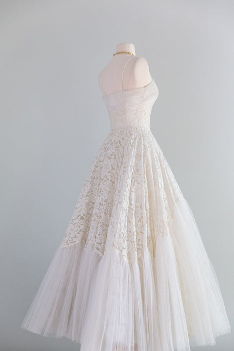Dreamy 1950's Wedding Gown With Scalloped Lace & Full Tulle Skirt / XS
