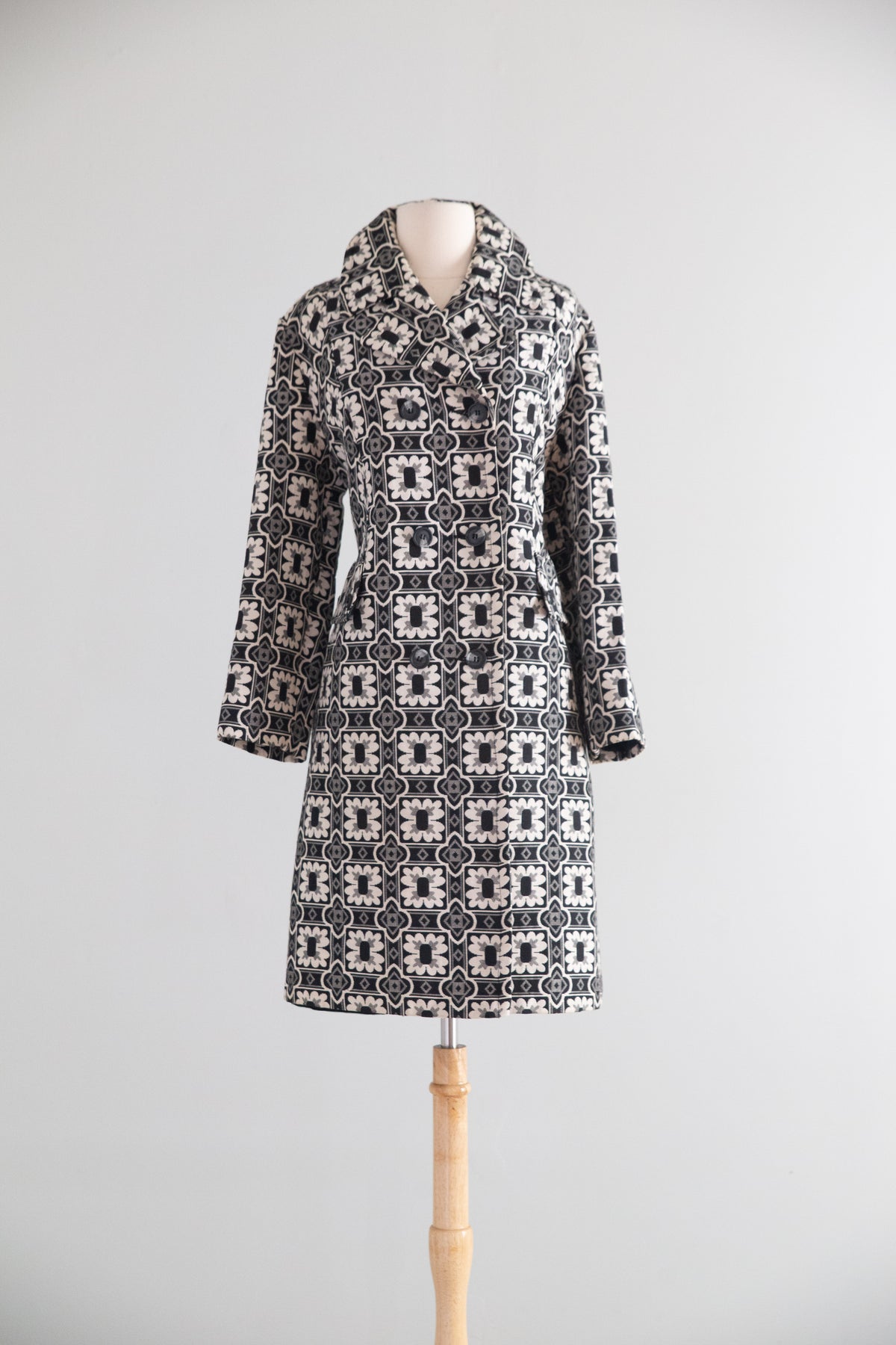 Fab 1960's Black & White Op Art Tapestry Coat / ML – Xtabay Vintage