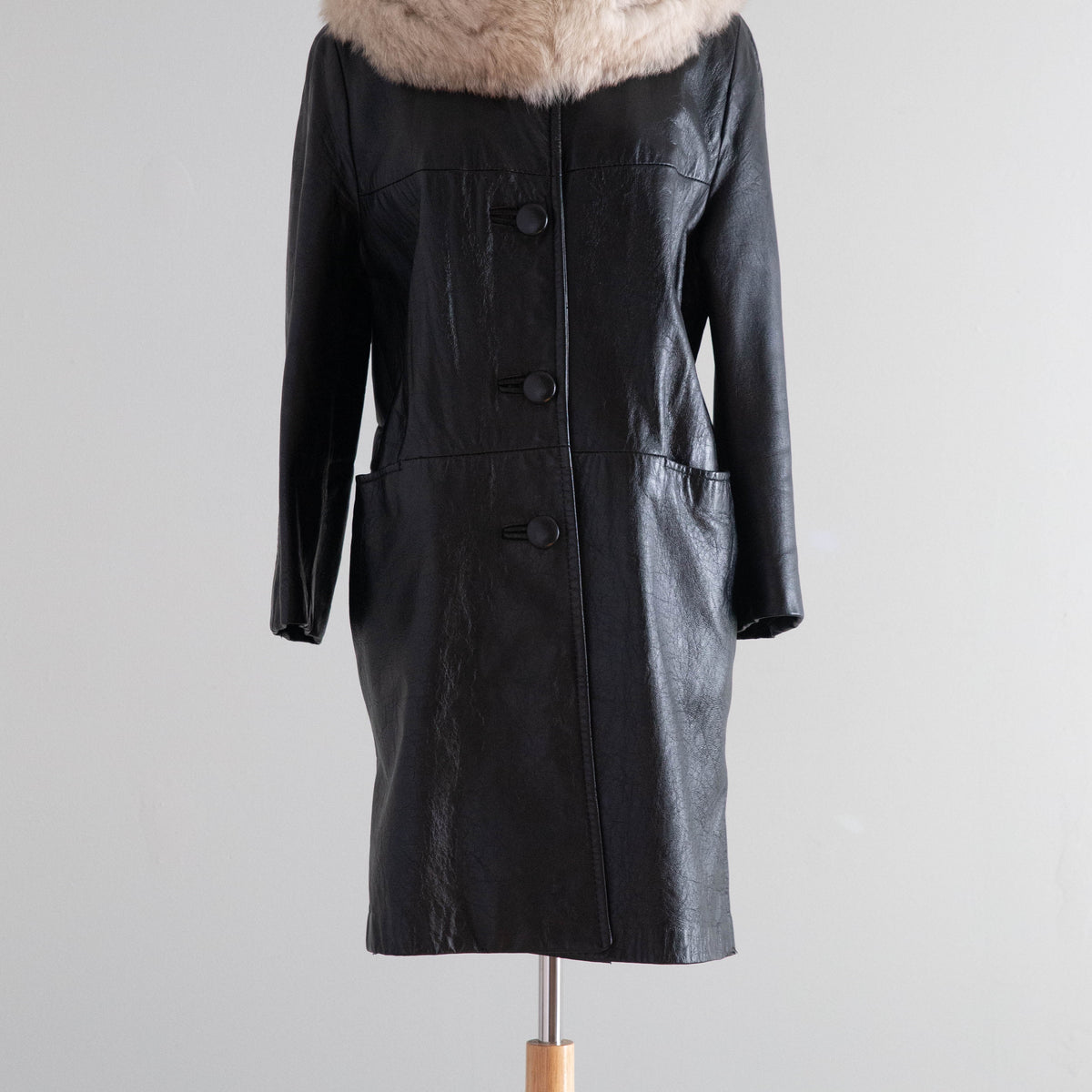 Fabulous 1960's Black Leather Coat With Fur Collar / ML – Xtabay