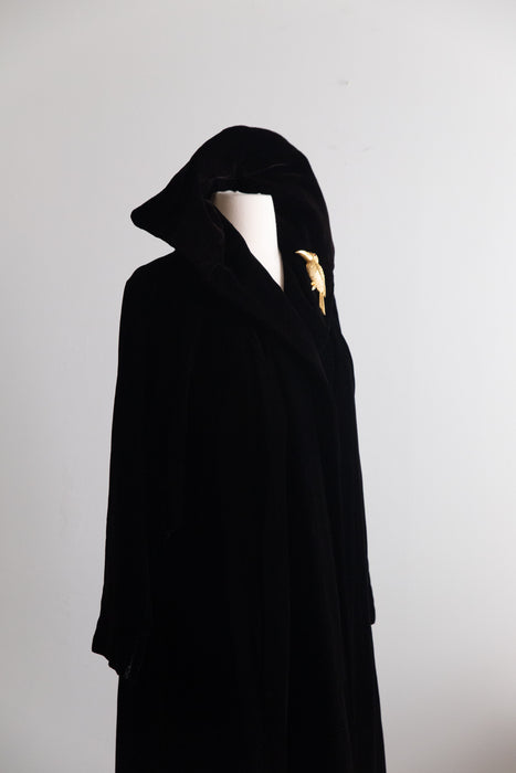 Exquisite 1950's Black Velvet Opera Coat With Stand Up Collar / ML