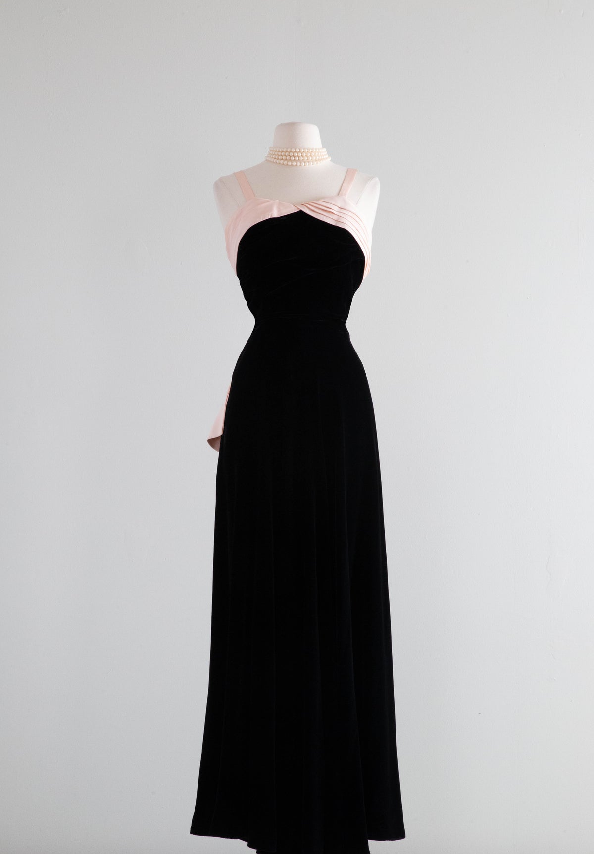 Showstopping 1940's Black Velvet Evening Gown With Pale Pink Sash / Me Xtabay Vintage Showstopping 1940's Black Velvet Evening Gown With Pale Pink Sash / Me Xtabay Vintage