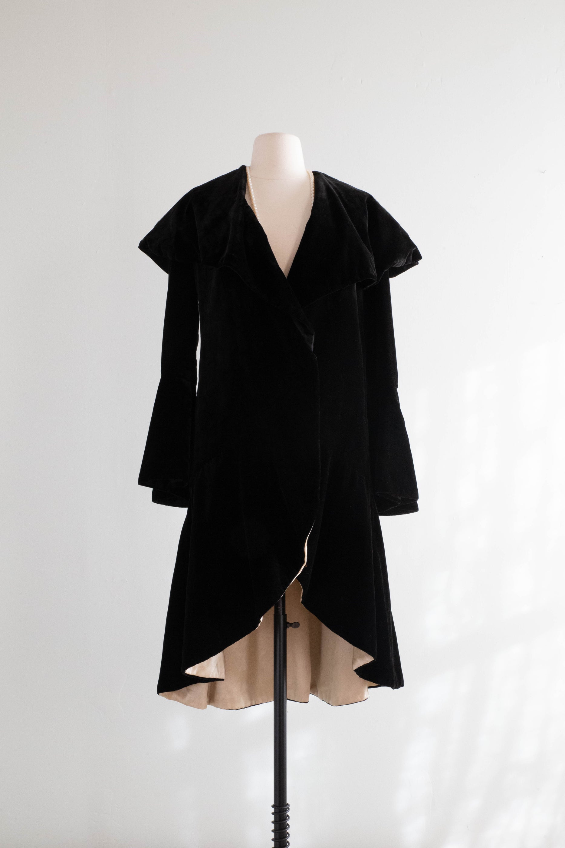 Elegant 1920's Black Silk Velvet Opera Coat / Small – Xtabay Vintage