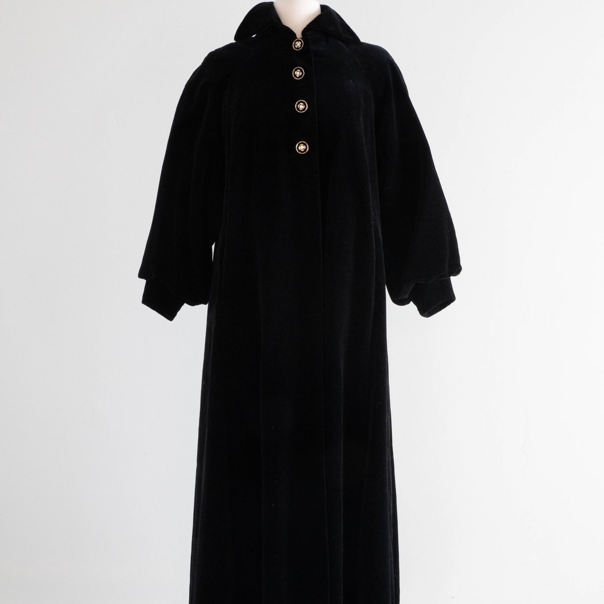 Elegant 1950's Black Velvet Opera Swing Coat / SM – Xtabay Vintage