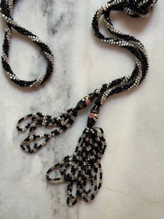 1920s Black and White Glass Bead Sautoir Lariat Necklace