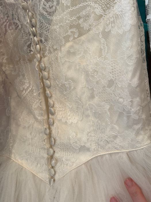 Enchanting 1950's Floral Chantilly Lace Wedding Gown / Small