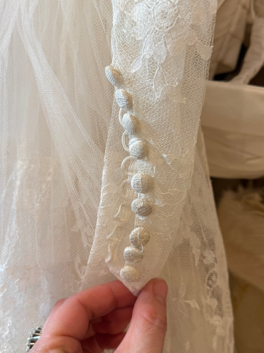 Enchanting 1950's Floral Chantilly Lace Wedding Gown / Small