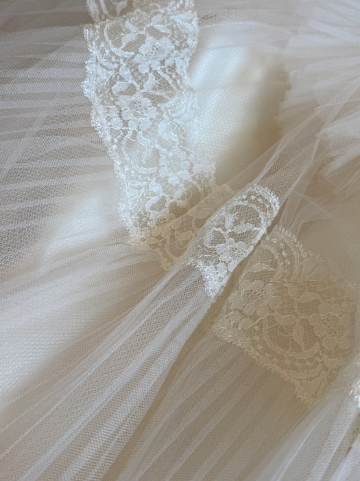 Heavenly 1950's Tea Length Wedding Dress in Pleated Tulle and Lace / XS