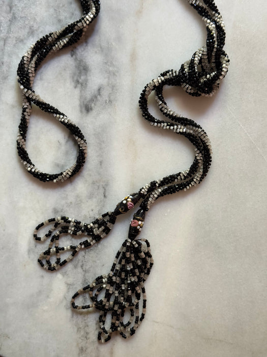 1920s Black and White Glass Bead Sautoir Lariat Necklace