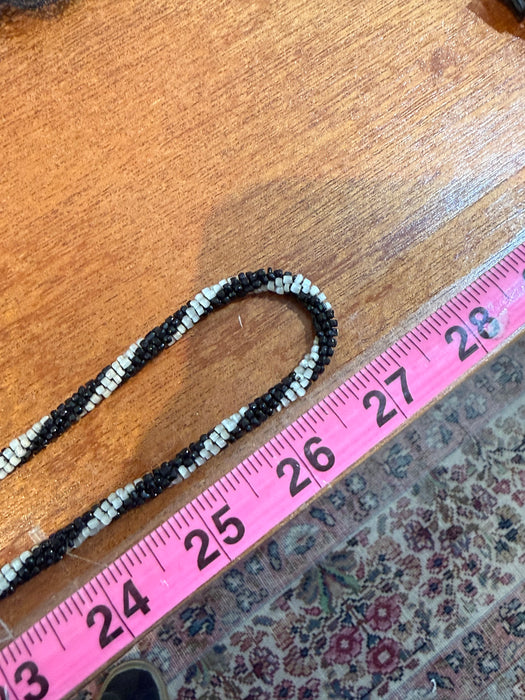 1920s Black and White Glass Bead Sautoir Lariat Necklace