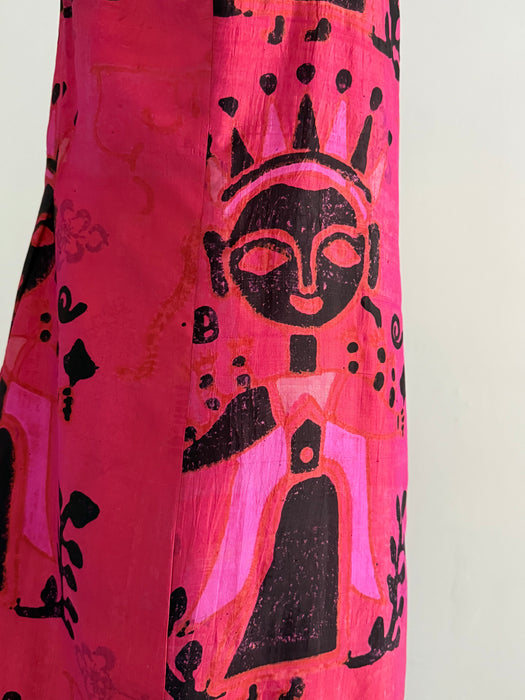 Fabulous 1960's Silk Shift Dress With Block Print Queen Motif / ML