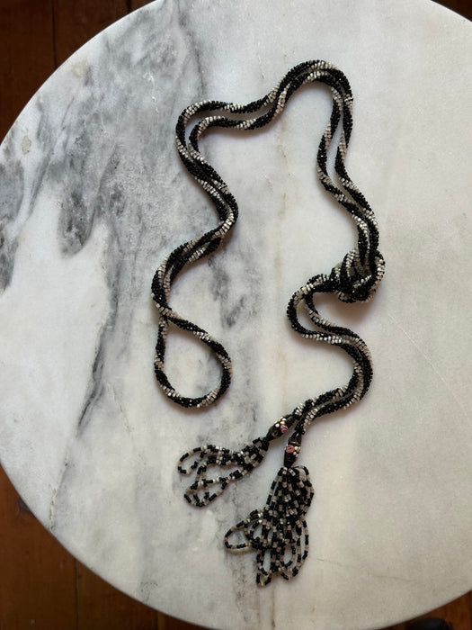 1920s Black and White Glass Bead Sautoir Lariat Necklace