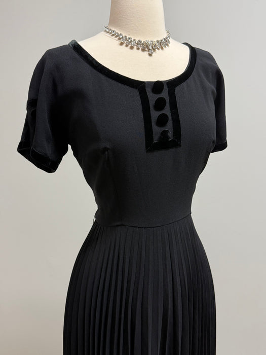 Elegant Early 1950's New Look Era Black Cocktail Dress With Pleated Skirt And Velvet Trim / M