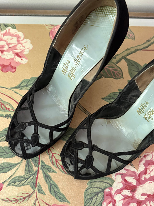 Vampy 1940's Black Suede 4" Pumps With Twisting Vines / 6.5 B