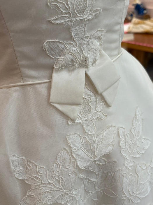 Late 1950's Marie Antoinette Wedding Gown With Floral Lace with Bows / S