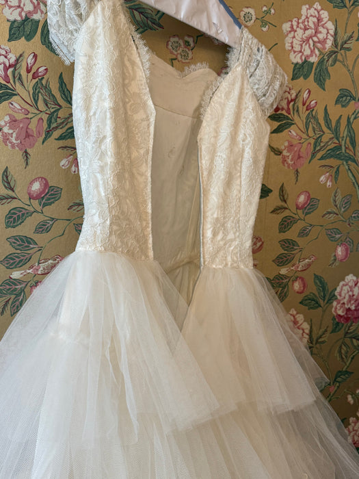 Beautiful 1950's Ballet Length Wedding Gown In Tulle & Lace / XS