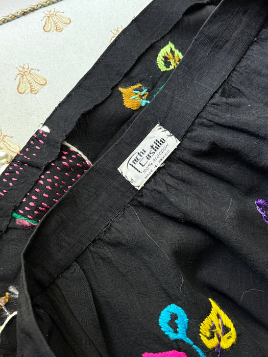 1950’s Tachi Castillo Hand Embroidered Mexican Circle Skirt / Small to Medium