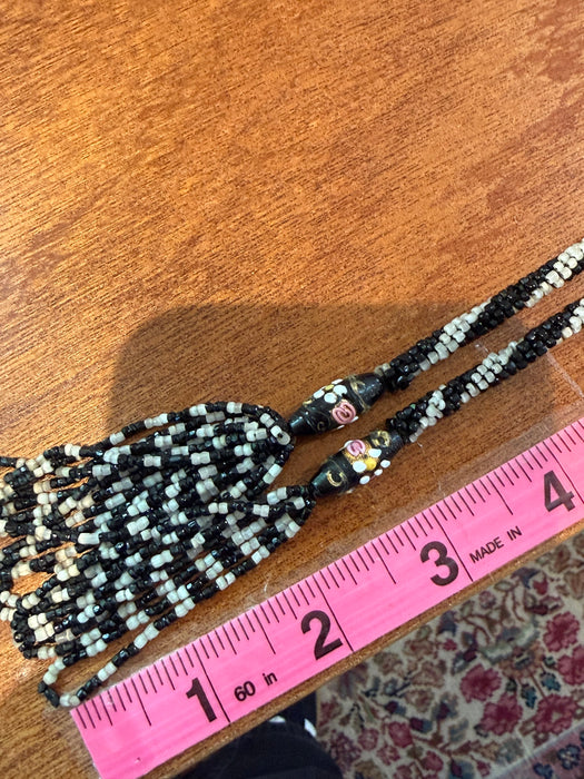 1920s Black and White Glass Bead Sautoir Lariat Necklace