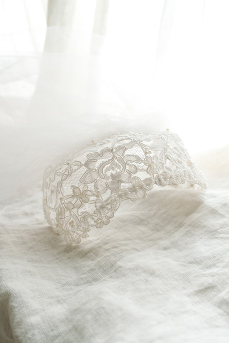 Dreamy 1960's Juliet Cap Lace & Pearls Wedding Veil / OS