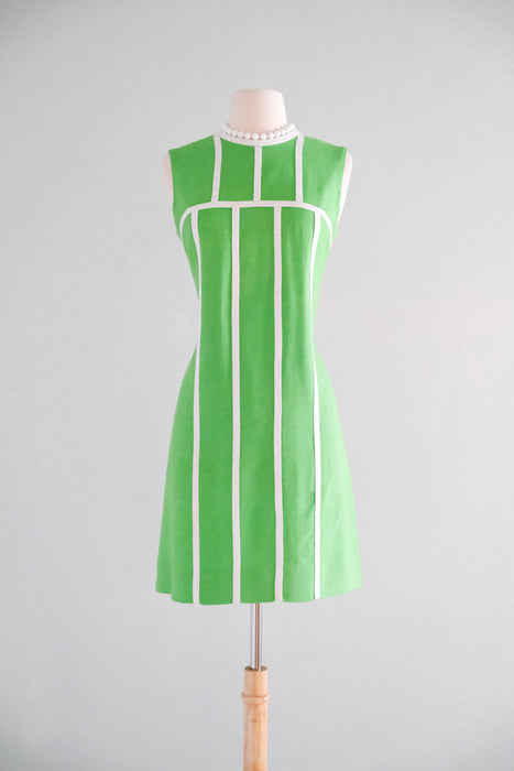 Totally Rad 1960's Kelly Green & White Mod Shift Dress / Sz ML