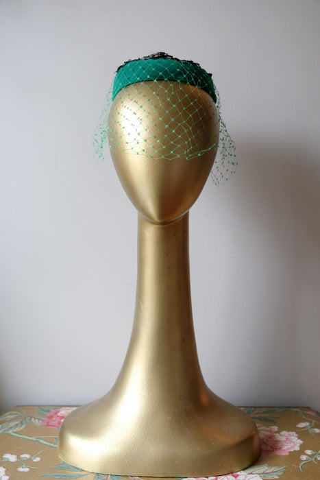Vintage 1950's Green Velvet Fascinator with Veil and Aurora Sequin / OS