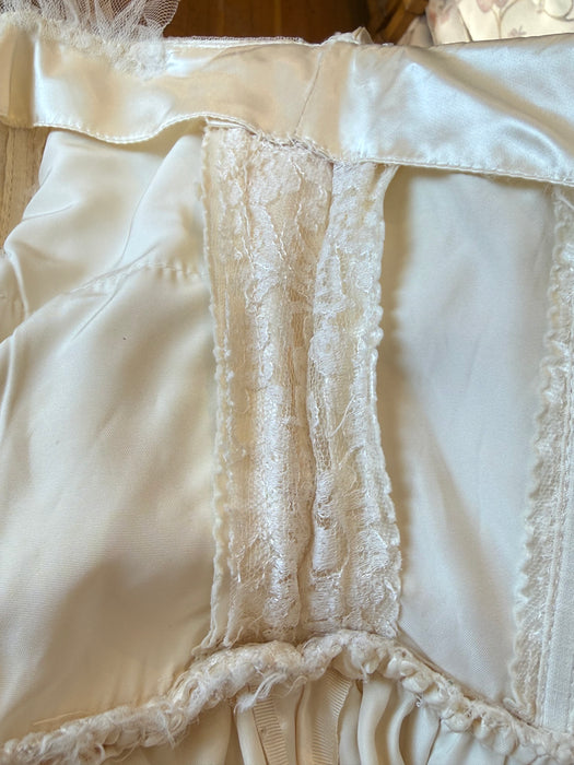 Heavenly 1950's Tea Length Wedding Dress in Pleated Tulle and Lace / XS