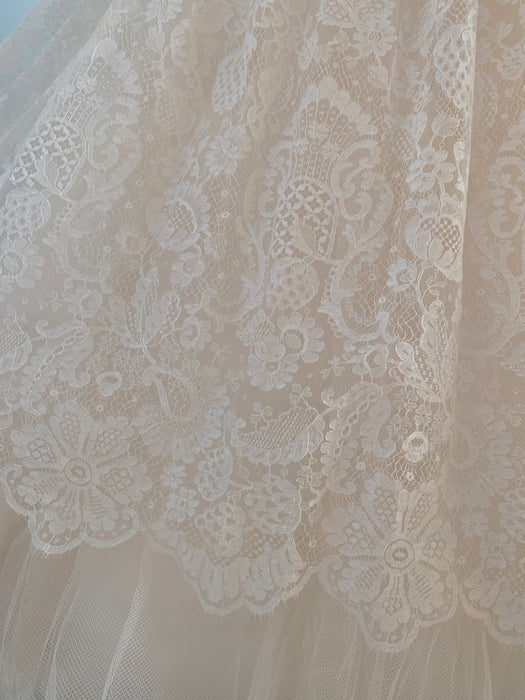 Breathtaking 1950's Chantilly Lace Wedding Dress In Blushing Ivory / Small