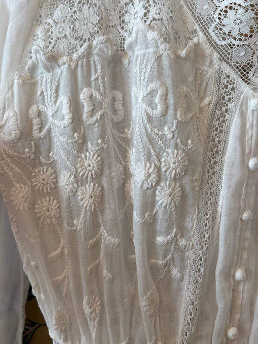 Enchanting Antique Edwardian Embroidered Cotton Lawn Dress With Bows & Bouquets / XS