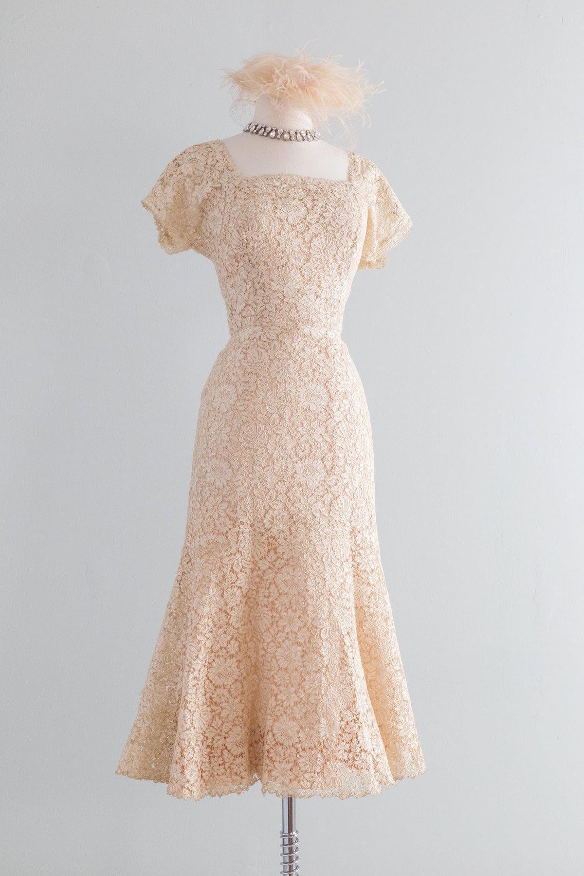 1950's Fine French Lace Cream Cocktail Dress by Milmont / Waist 28 – Xtabay Vintage