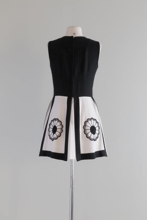 1960's Black & White Mod Mini Dress / waist 26"
