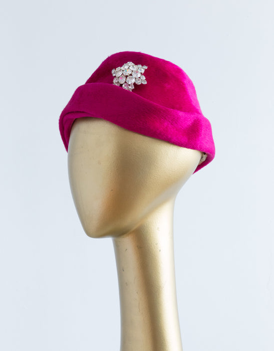 1950's Shocking Pink Fur Felt Cloche Style Hat With Star Brooch