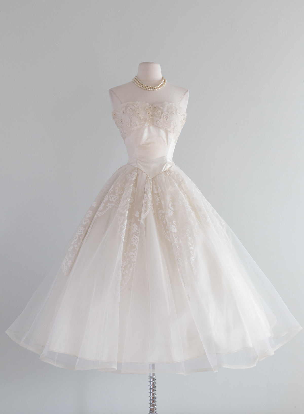 Beautiful 1950's Strapless Tulle & Lace Wedding Dress By Arden / Waist –  Xtabay Vintage