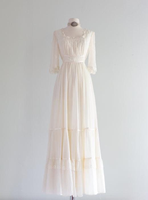 Vintage 1970's Ivory Cotton Gunne Sax Wedding Gown With Lace Sleeves / Size 13