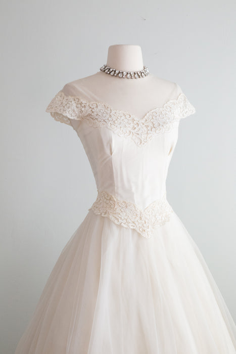 Stunning 1950's Ivory Lace & Tulle Tea Length Wedding Dress By Cahill / Waist 26