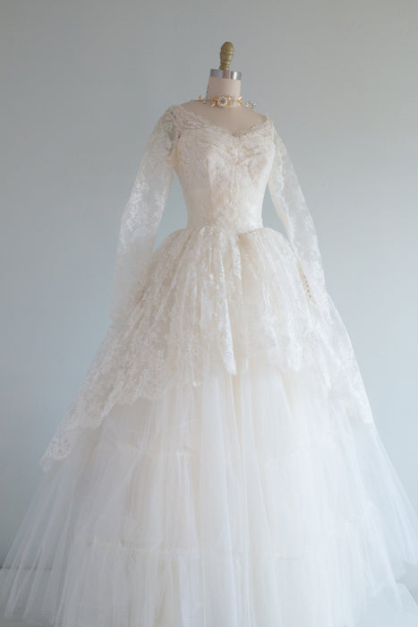 Dreamy 1950's Chantilly Lace Fairytale Wedding Gown  / XS