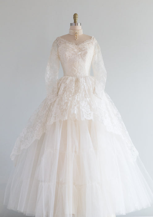 Dreamy 1950's Chantilly Lace Fairytale Wedding Gown  / XS