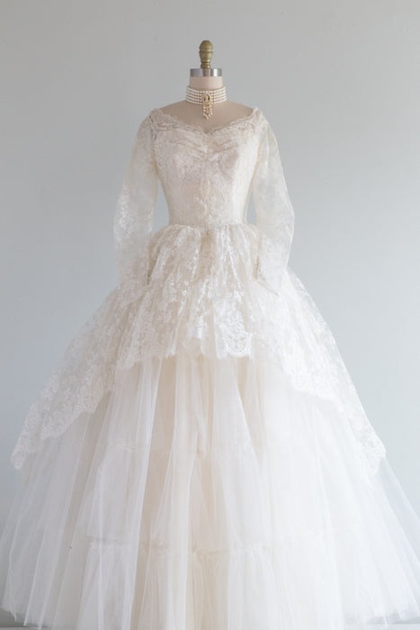 Dreamy 1950's Chantilly Lace Fairytale Wedding Gown  / XS