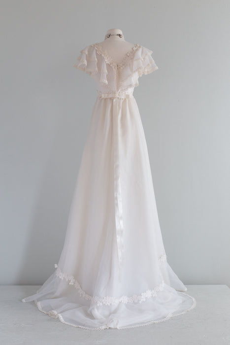 Dreamy 1970's Bridal Originals Wedding Gown With Lace Appliques / Smal Xtabay Vintage Dreamy 1970's Bridal Originals Wedding Gown With Lace Appliques / Smal Xtabay Vintage