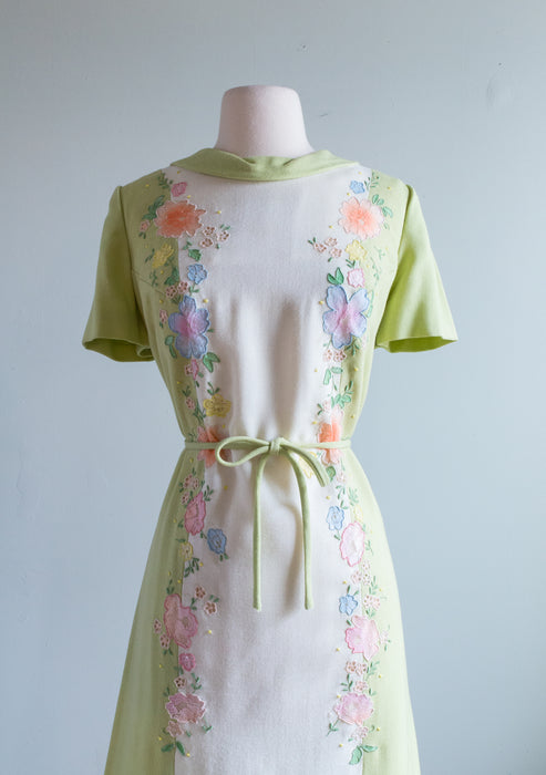 Adorable 1960's Spring Green Dress With Lace Applique / ML