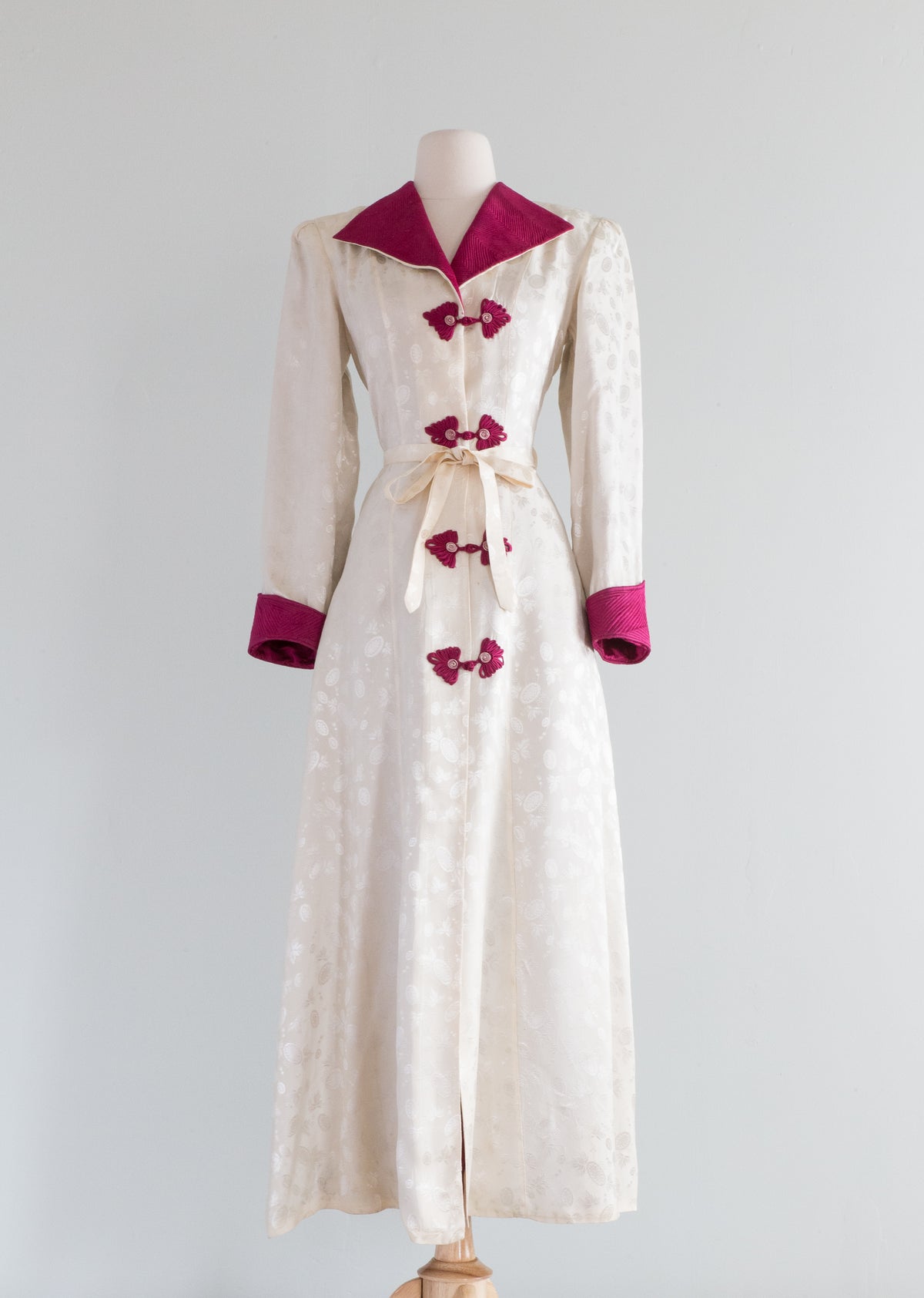 Elegant 1940's Ivory Silk Lounge Robe With Crimson Interior / Medium ...